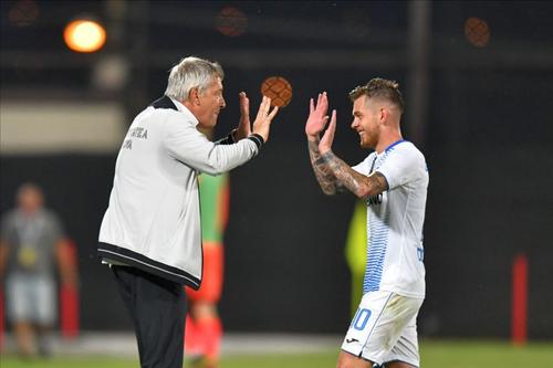 Cristiano Bergodi (stânga), jubilând după victoria Craiovei de la Cluj