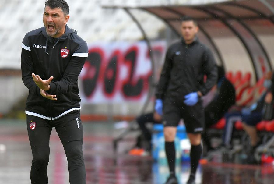 Robert Avram, în plan secundar, în spatele lui Mihalcea, la meciul cu Sepsi EXCLUSIV Focarul din Liga 2 transmis și în Liga 1? Angajatul de la Petrolul și arbitrul depistați pozitiv, implicați la meciuri din play-out