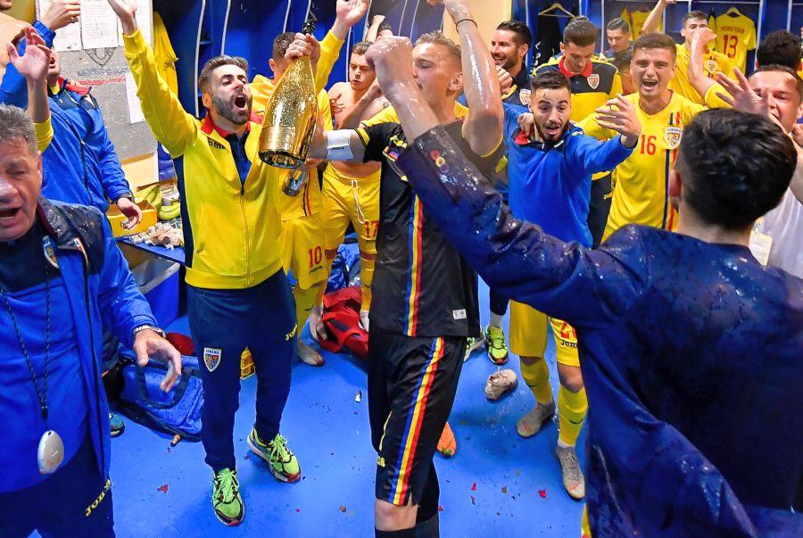 Silviu Ioniță, în stânga lui Radu, la petrecerea din vestiar după calificarea României U21 la EURO 2019 VIITORUL - DINAMO. EXCLUSIV „Achiziție” de urgență la Dinamo: prima imagine în echipamentul „câinilor”