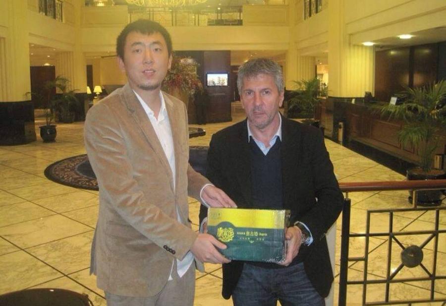 Bruce Ji (stânga), mâna dreaptă a aranjorului de meciuri Eric Mao, alături de tatăl lui Leo Messi Legături incredibile ale mafiei pariurilor cu două cluburi din România. „Președintele ne-a spus la pauză: «Patru goluri!». Jucătorii au scos imediat telefoanele”