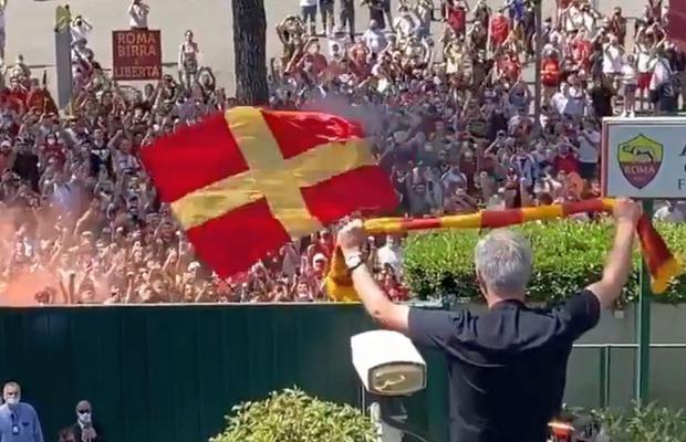 „Olé, olé, olé, olé, Jose, Jose”! Imagini senzaționale cu sosirea lui Jose Mourinho la Roma