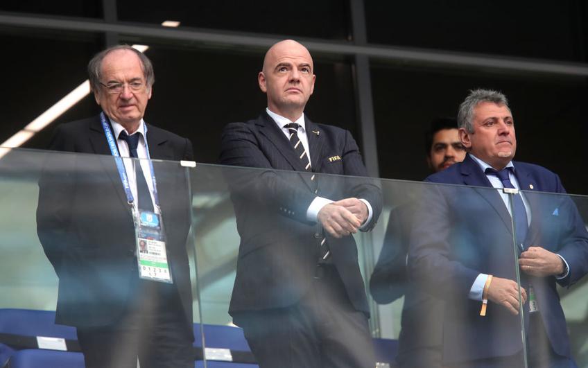 Noel Le Graet, în stânga imaginii, alături de Gianni Infantino (centru)