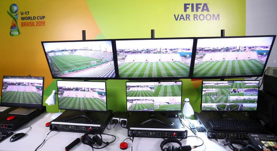 Chiar și din microbuz, VAR tot ne va ajuta!