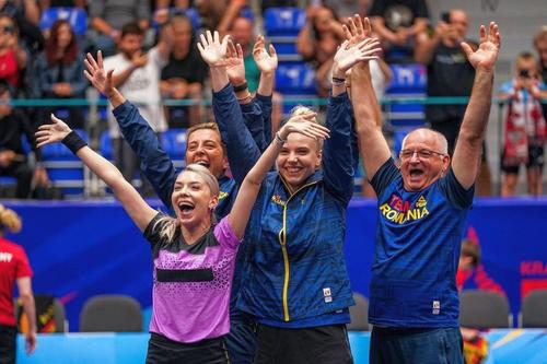 Bucuria echipei feminine de tenis de masă alături de antrenorul Viorel Filimon FOTO Imago Images