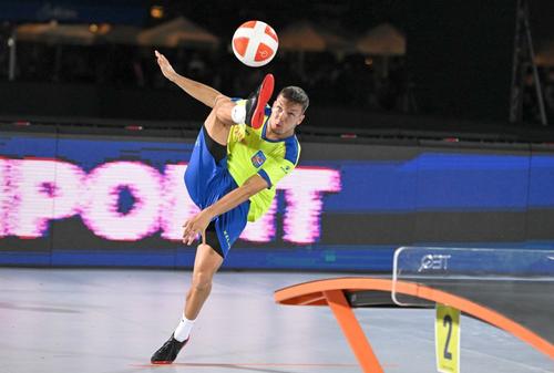România a pierdut cu Polonia finala mică a probei de dublu masculin la Teqball, din cadrul Jocurilor Europene. Szabolcs Ilyeș și Apor Gyoergydeak au fost învinși de Adrian Duszak și Marek Pokwap, scor 1-12, 12-8, 10-12/ foto: Facebook @COSR
