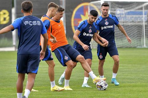 Florin Achim, al doilea de la dreapta la stânga // foto: Imago Images