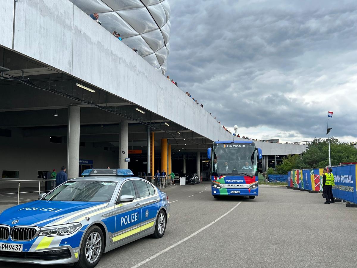 Marica și Raț, contrariați de imaginile cu Edi Iordănescu de la sosirea la Allianz Arena: „Doar n-a venit din barcă!” » Ce s-a petrecut la coborârea din autocar