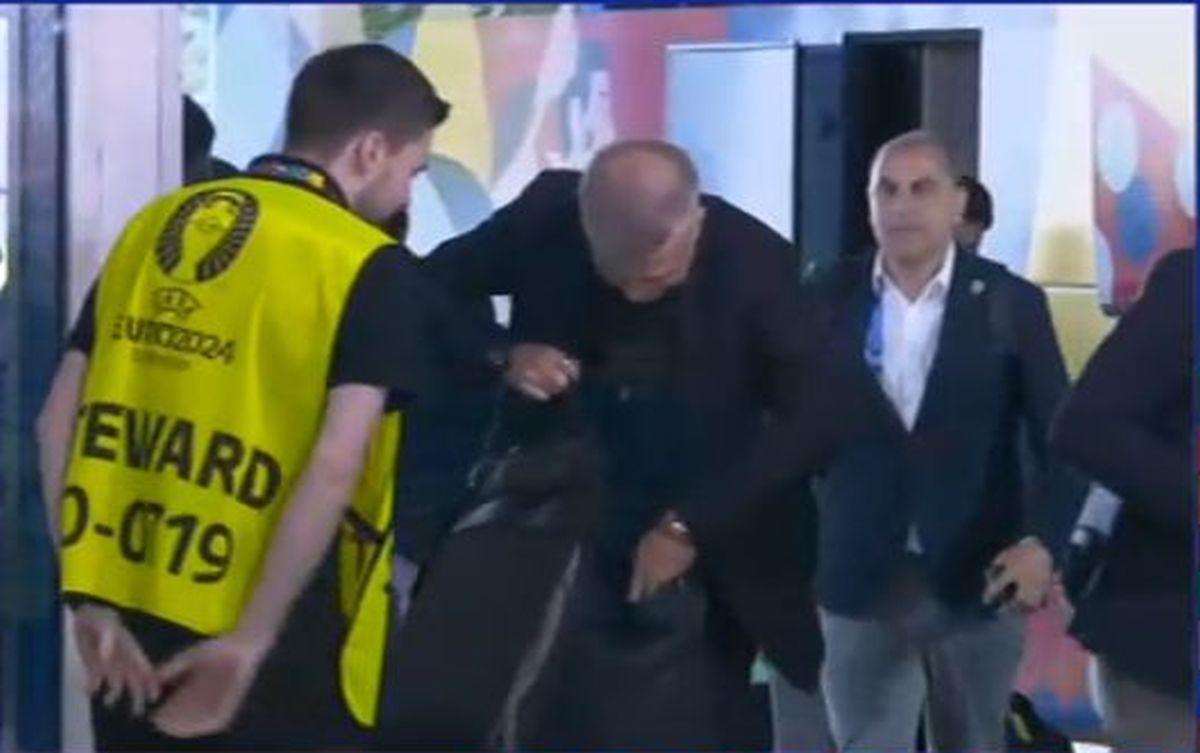 Edi Iordănescu, controlat la coborârea din autocarul României