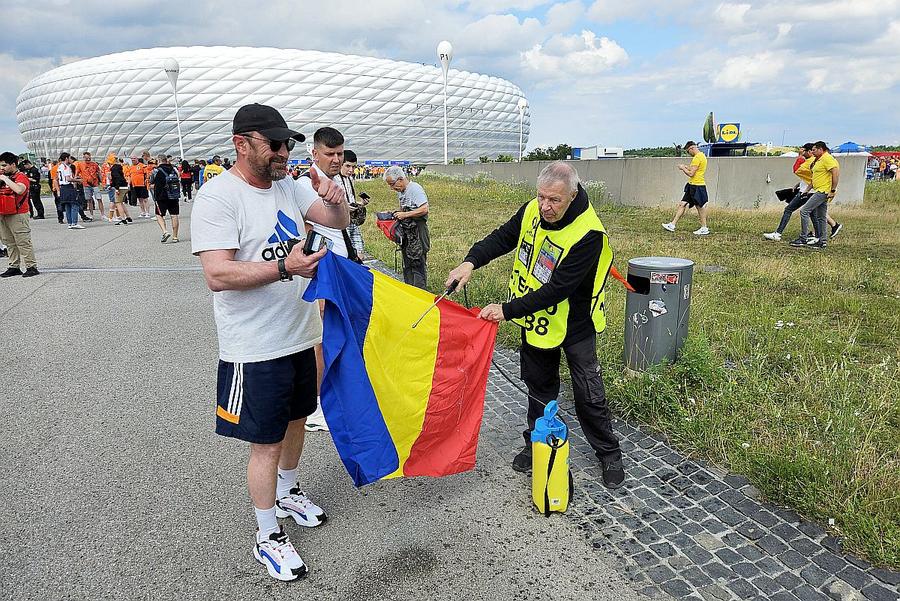Un steward stropește cu dezinfectant steagul unui suporter Cod portocaliu la Munchen: România surprinsă de furtună în „optimi”, 0-3 cu Olanda