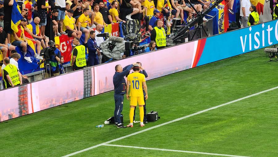 Ianis Hagi a primit îngrijiri medicale pe marginea terenului // FOTO: GSP Cod portocaliu la Munchen: România surprinsă de furtună în „optimi”, 0-3 cu Olanda