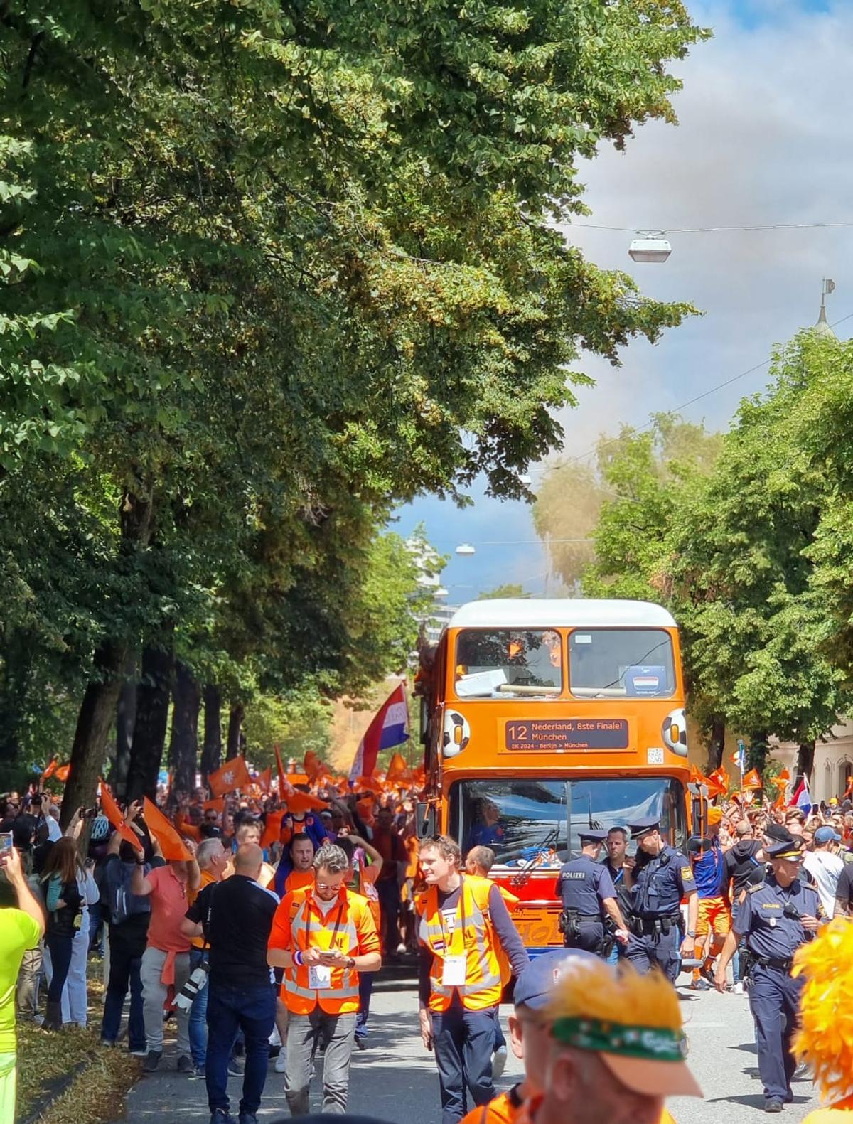 De ce joacă olandezii în portocaliu, deși culorile drapelului sunt roșu, alb și albastru