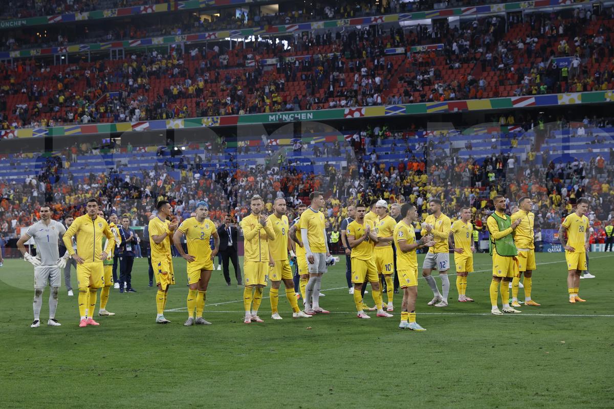 „În minutul 90, în mijlocul întunericului, imensa peluză a început să scandeze «România, România!». O mulțumire” » Scene emoționante la final: 25.000 de inimi, o singură națională