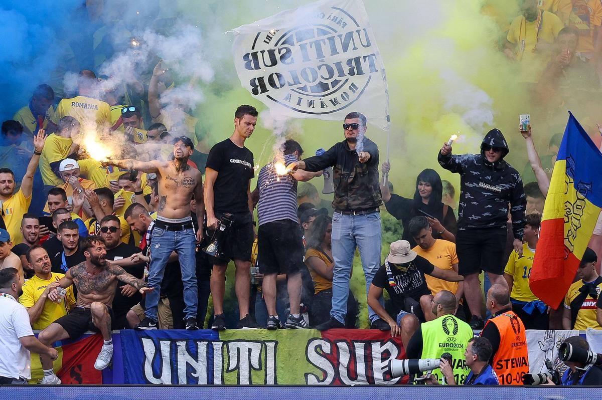 10 detalii observate de pe stadion la România - Olanda » Torțe, fumigene, scandări xenofobe și o ploaie de pahare