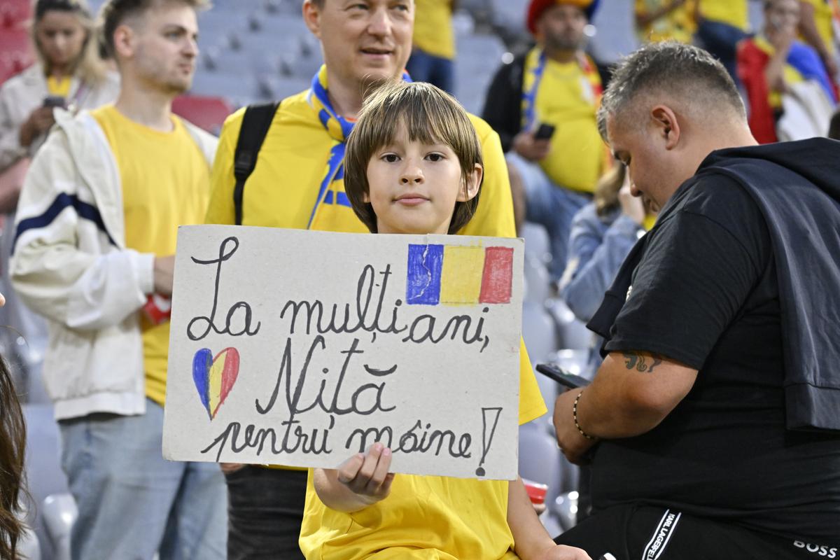 Imagini de la finalul optimii România - Olanda