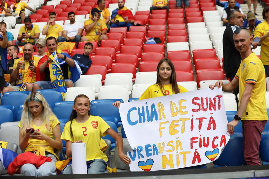 10 detalii observate de pe stadion la România - Olanda » Torțe, fumigene, scandări xenofobe și o ploaie de pahare