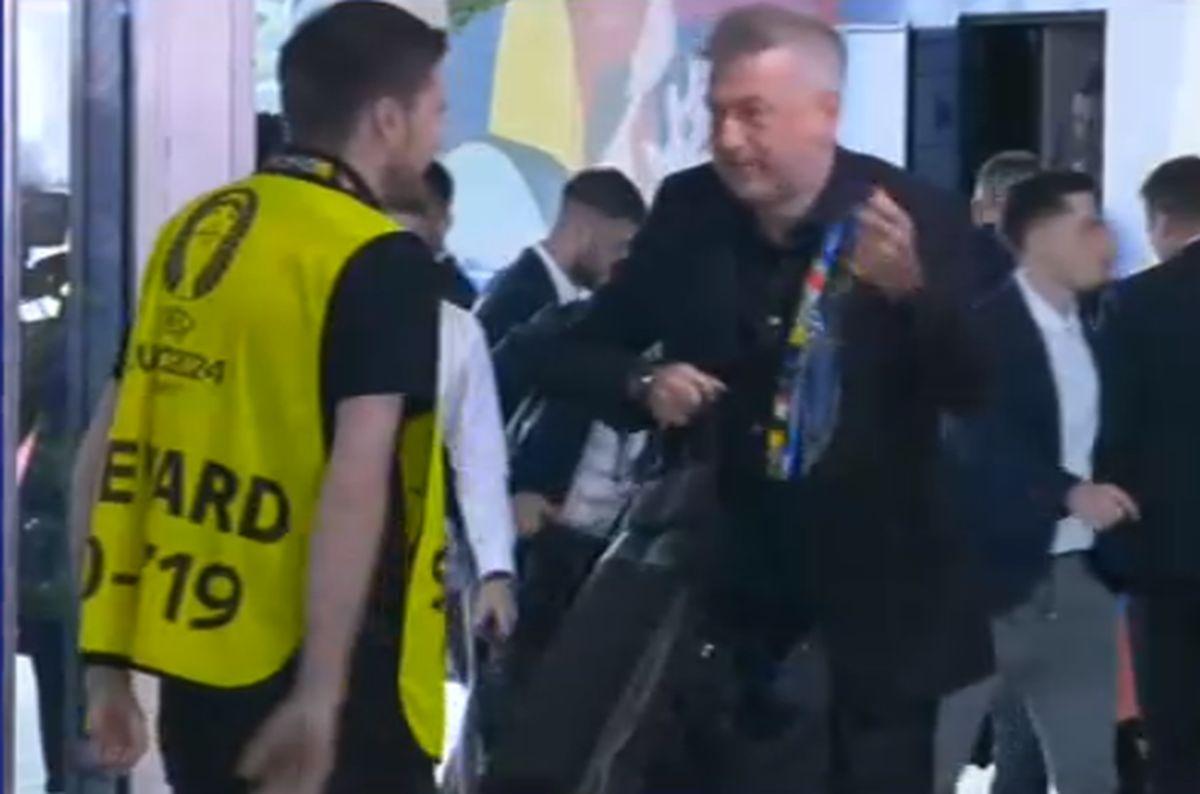 Edi Iordănescu, controlat la coborârea din autocarul României