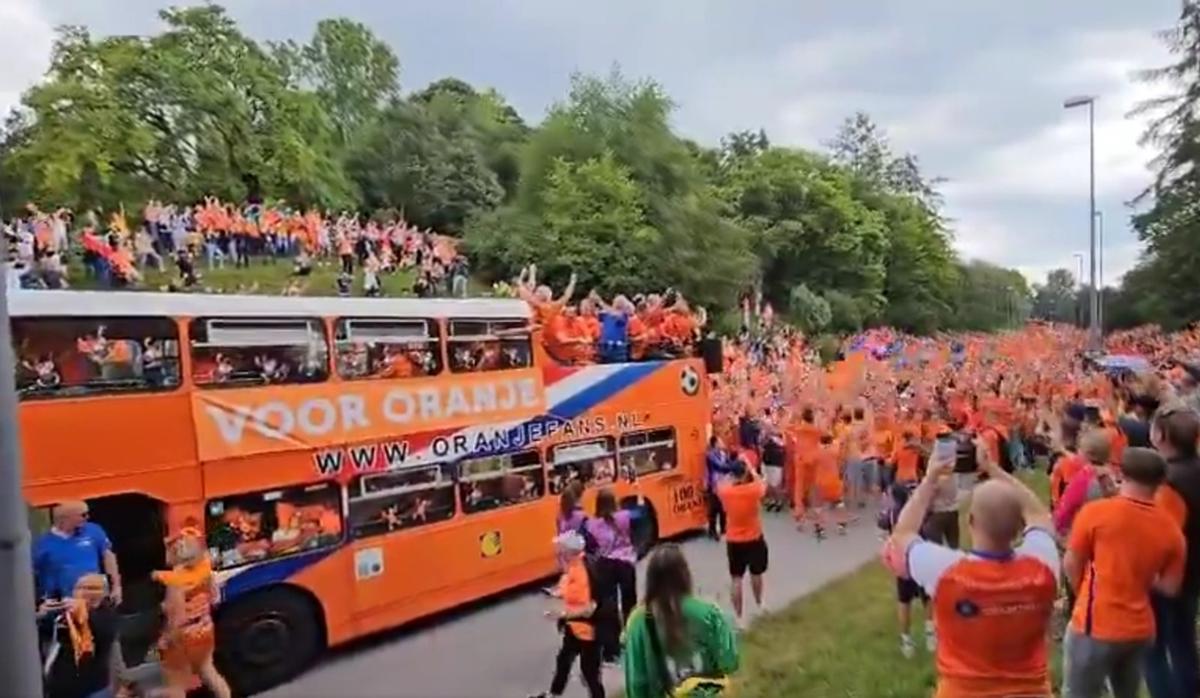 Suporterii batavi înainte de România - Olanda