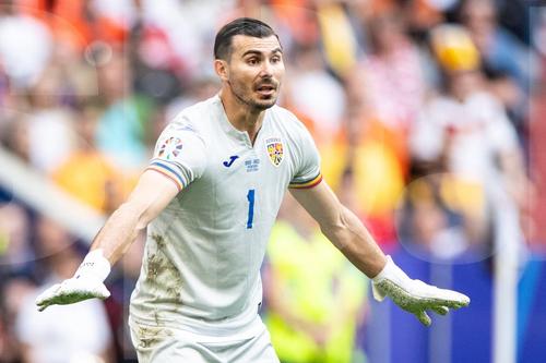 România a fost învinsă clar de Olanda, scor 0-3, și a părăsit Euro 2024 în faza optimilor de finală. Donyell Malen, de la Dortmund, a fost eroul partidei, cu o „dublă”. La reușita din prelungiri, Florin Niță a fost surprins într-o ipostază inedită.