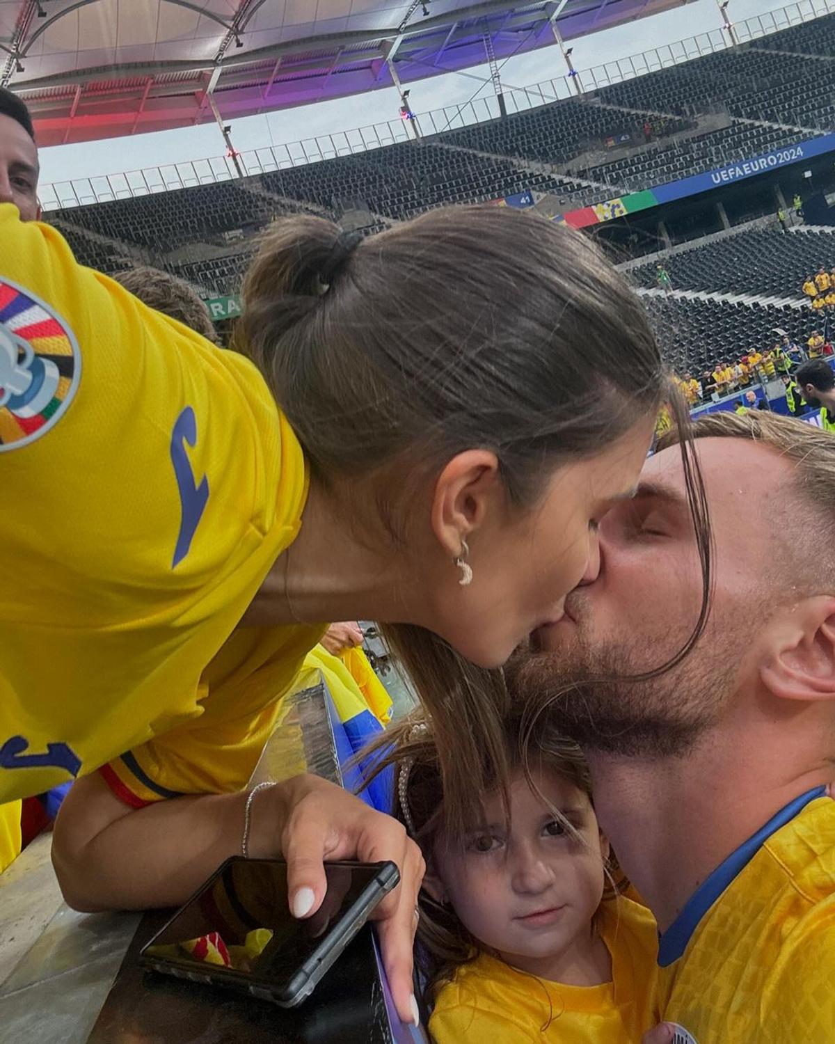 Motivul emoționant pentru care soția lui Denis Drăguș i-a cerut atacantului să câștige meciul cu Olanda: „Au fost cele mai urâte zile ale noastre”