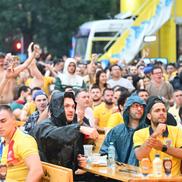 Mii de bucureșteni au înfruntat furtuna și au rămas pe baricade pentru a urmări România - Olanda / foto: Raed Krishan