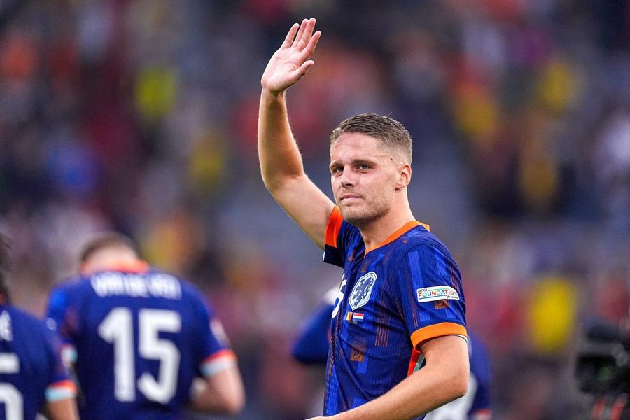 Joey Veerman, în România - Olanda/ foto Imago Images Două achiziții într-o zi la Dortmund! » După transferul lui Konstantelias, l-a anunțat pe fostul coleg al lui Man
