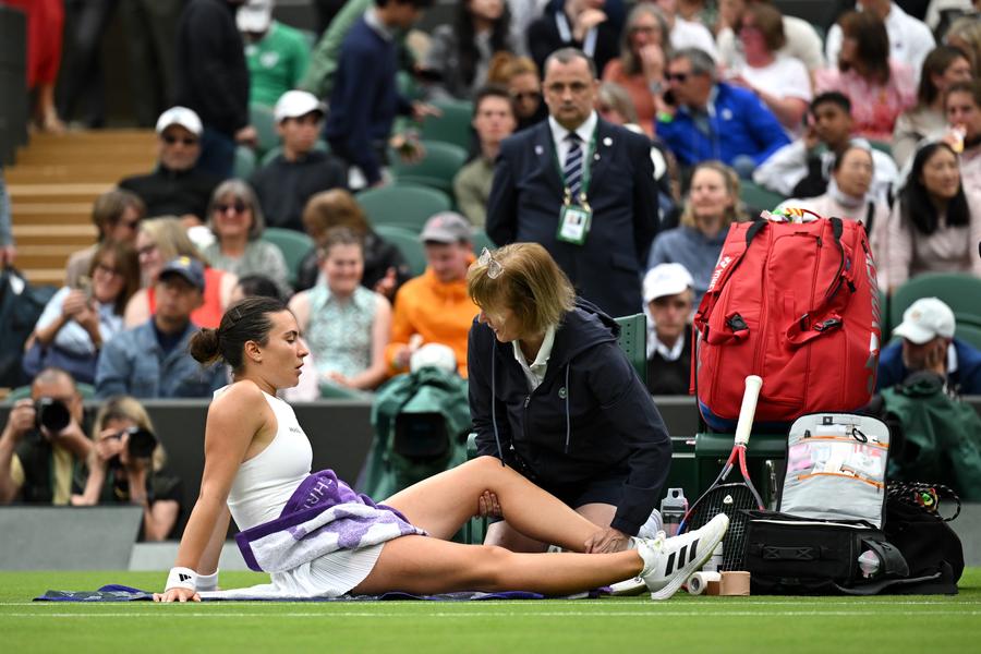 Gabriela Ruse primind îngrijiri medicale FOTO Guliver/GettyImages Gabriela Ruse, a patra jucătoare din România eliminată în primul tur la Wimbledon