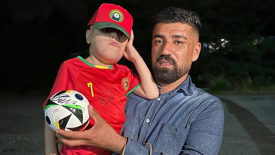 Awar Shanek, 4 ani, împreună cu tatăl său / Foto: Bild Gest emoționant al lui Ronaldo. Cele mai frumoase clipe din viața unui copil bolnav incurabil