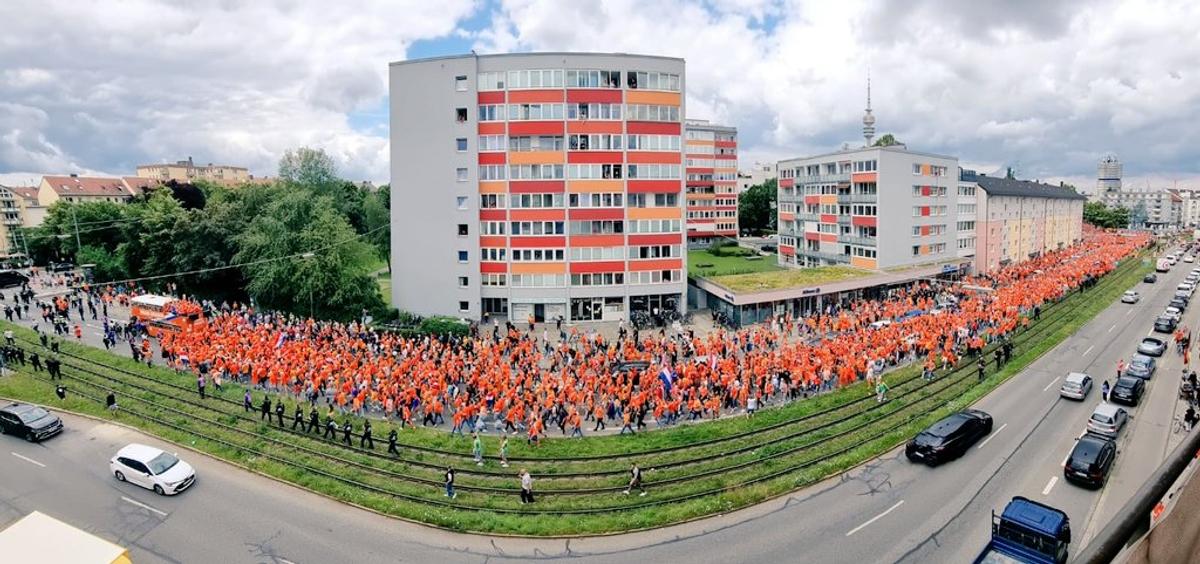 De ce joacă olandezii în portocaliu, deși culorile drapelului sunt roșu, alb și albastru