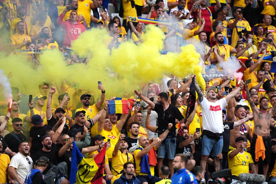 10 detalii observate de pe stadion la România - Olanda » Torțe, fumigene, scandări xenofobe și o ploaie de pahare