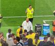 „În minutul 90, în mijlocul întunericului, imensa peluză a început să scandeze «România, România!». O mulțumire” » Scene emoționante la final: 25.000 de inimi, o singură națională