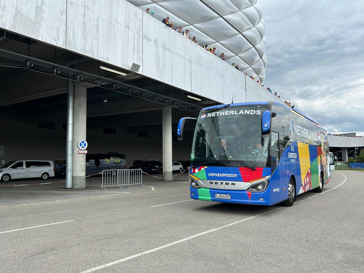 Marica și Raț, contrariați de imaginile cu Edi Iordănescu de la sosirea la Allianz Arena: „Doar n-a venit din barcă!” » Ce s-a petrecut la coborârea din autocar