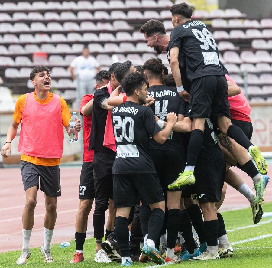 CS Dinamo a promovat în Liga 2. FOTO: Facebook Valentin Borcea a semnat! 27 de jucători prezenți în cantonamentul clubului și 5 amicale
