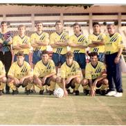Progresul 1992. Cosmin Olăroiu este al doilea pe rândul de sus, de la stânga la dreapta