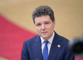 Lovitură grea pentru cluburile care iau bani de la primării! Nicușor Dan a atacat legea la CCR