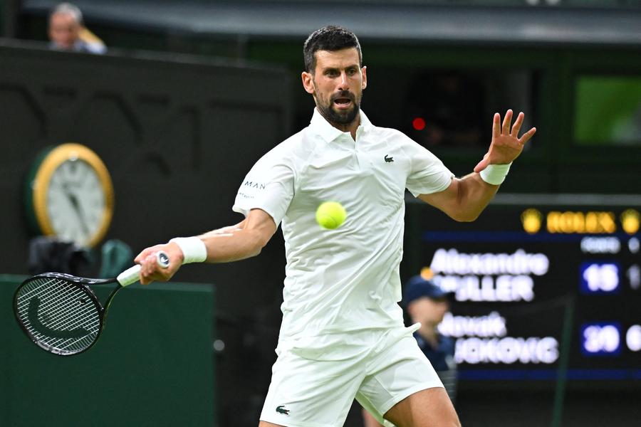 Novak Djokovic, în primul tur la Wimbledon. Foto: Imago Novak Djokovic a sărbătorit victoria de la Wimbledon cu un gest asimilat politic: „Are o semnificație simbolică”