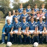 Progresul 1992. Olăroiu este al patrulea, pe rândul din mijloc, de la stânga la dreapta. Iar Strizu este tot al patrulea pe rândul din mijloc, dar de la dreapta la stânga