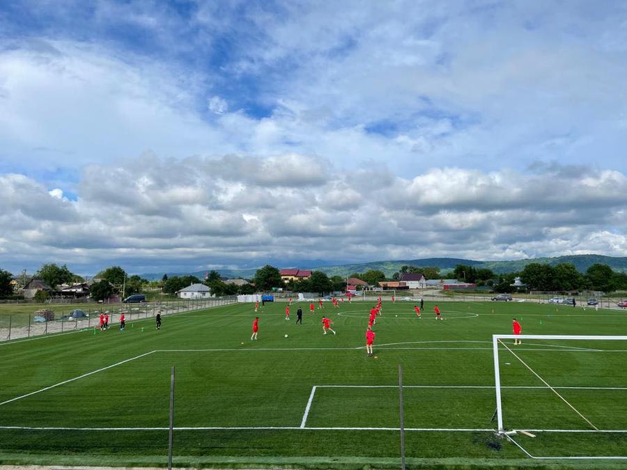 Noul teren sintetic al clubului FC Bacău, construit în satul Ruși-Ciutea din comuna Letea. Foto: Facebook Reunire la echipa sponsorizată de cei mai bogați români » Patru transferuri bifate în această vară