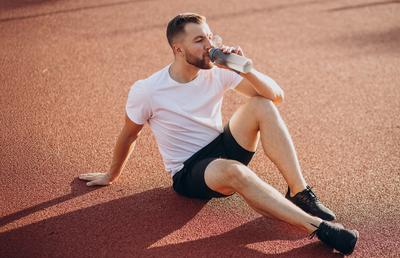 Apa pentru sportivi: ghid de hidratare corectă