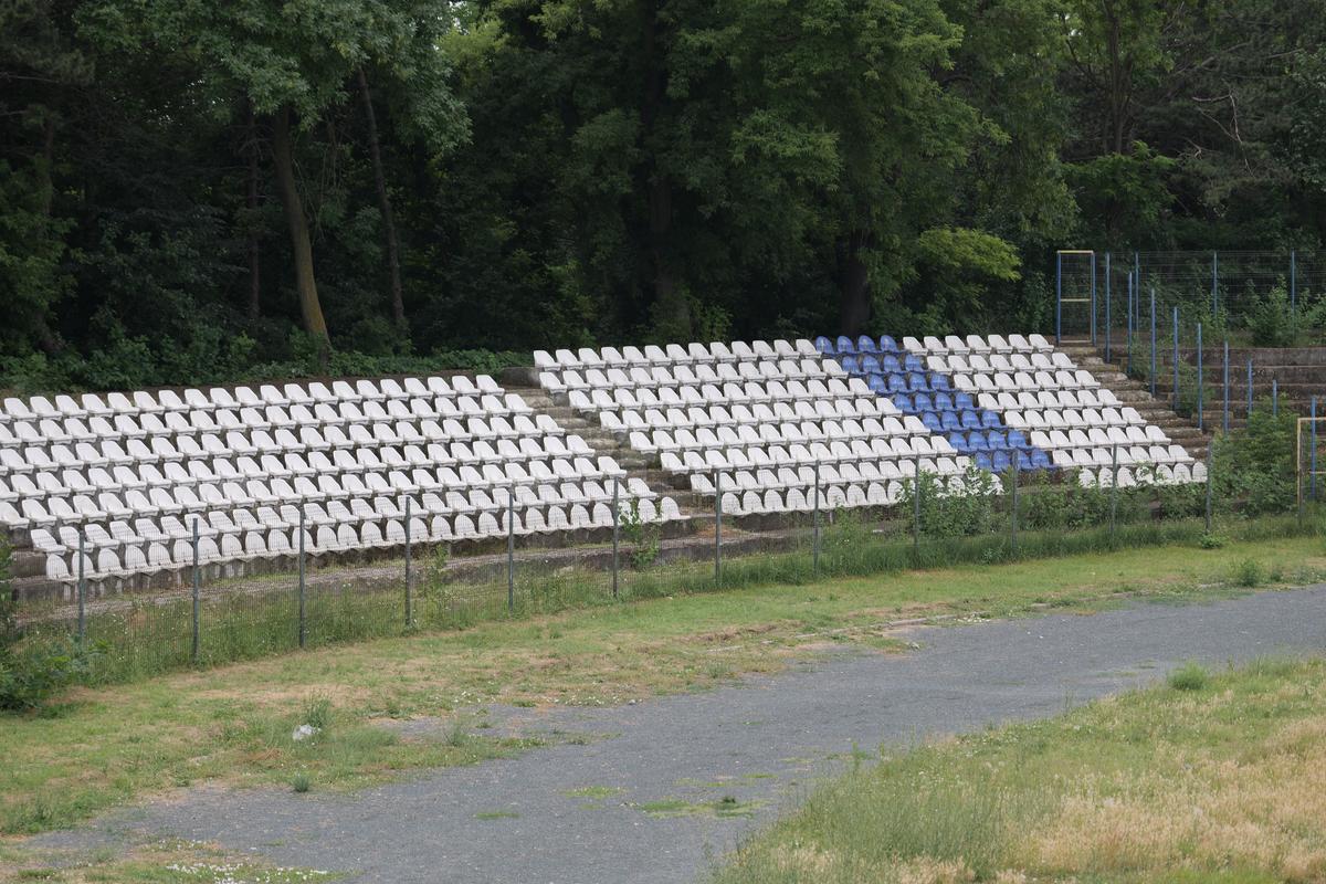 Arenă unică în România! Un bloc de locuințe este chiar în spatele Tribunei I, în curtea stadionului