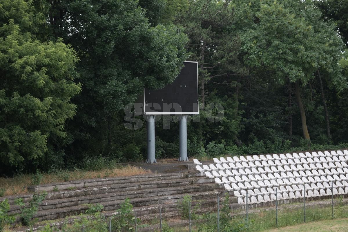 Arenă unică în România! Un bloc de locuințe este chiar în spatele Tribunei I, în curtea stadionului