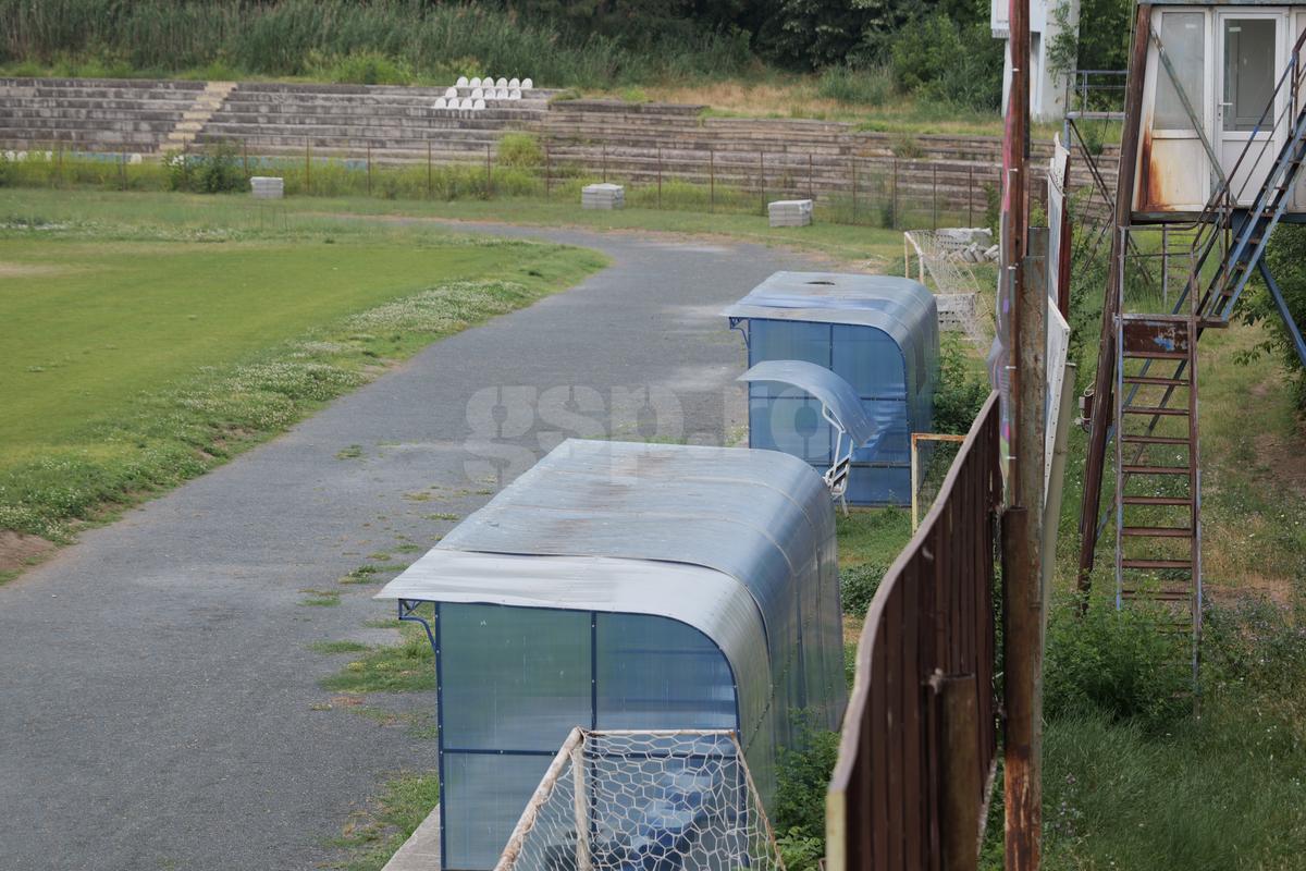Arenă unică în România! Un bloc de locuințe este chiar în spatele Tribunei I, în curtea stadionului