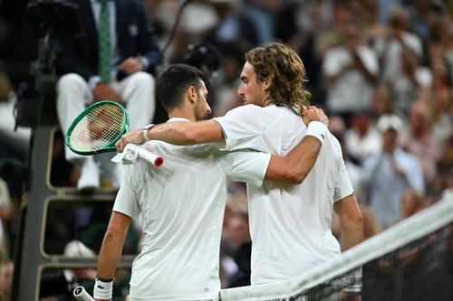 Novak Djokovic și Stefanos Tsitsipas după meciul de la Wimbledon 2026, din turul 2 Foto: Imago Images