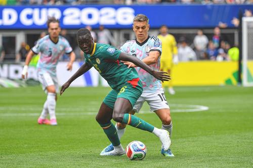 Pape Gueye, în duel cu Trossard/ foto: Imago Images