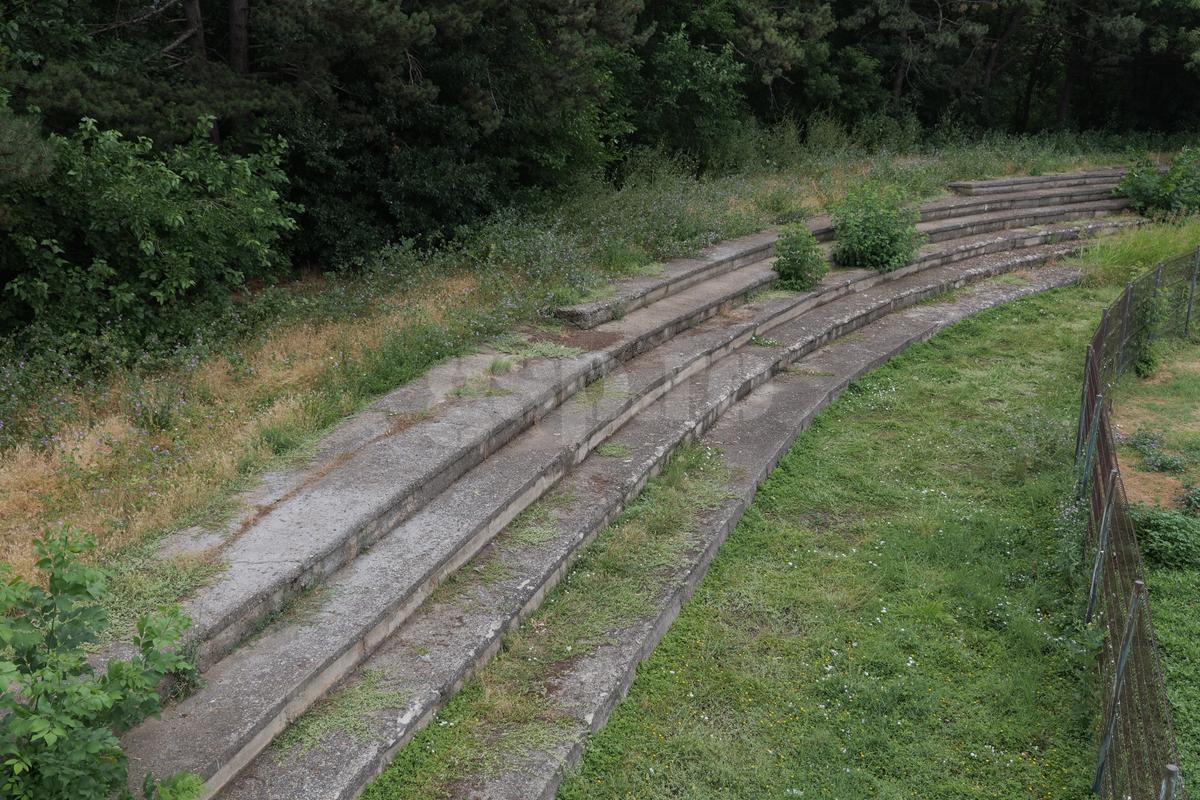 Arenă unică în România! Un bloc de locuințe este chiar în spatele Tribunei I, în curtea stadionului