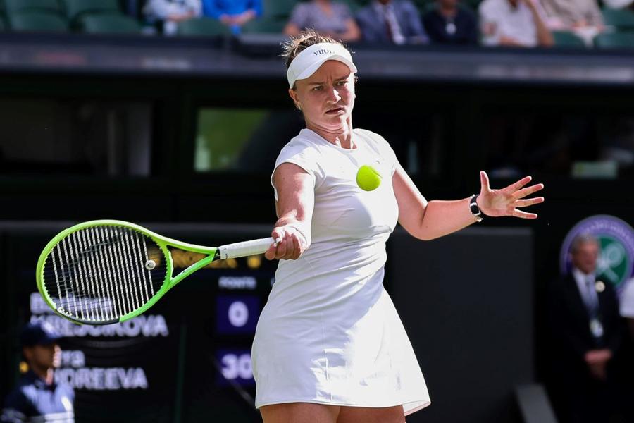 Barbora Krejcikova în acțiune la Wimbledon 2026 Foto: Imago Images Campioana de la Wimbledon 2024, dezvăluiri despre începuturi: „Primului meu antrenor nu îi plăcea cum jucam”
