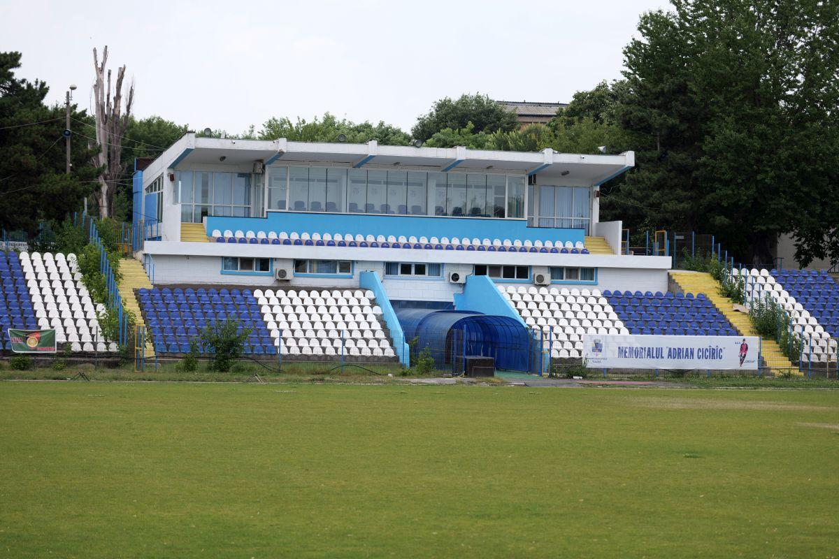 Arenă unică în România! Un bloc de locuințe este chiar în spatele Tribunei I, în curtea stadionului