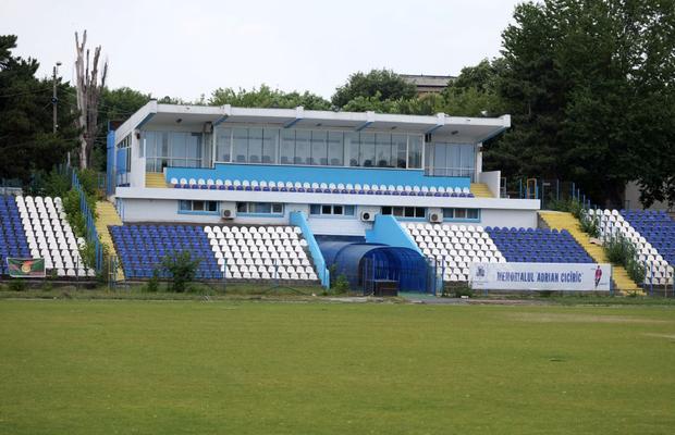Arenă unică în România! Un bloc de locuințe este chiar în spatele Tribunei I, în curtea stadionului
