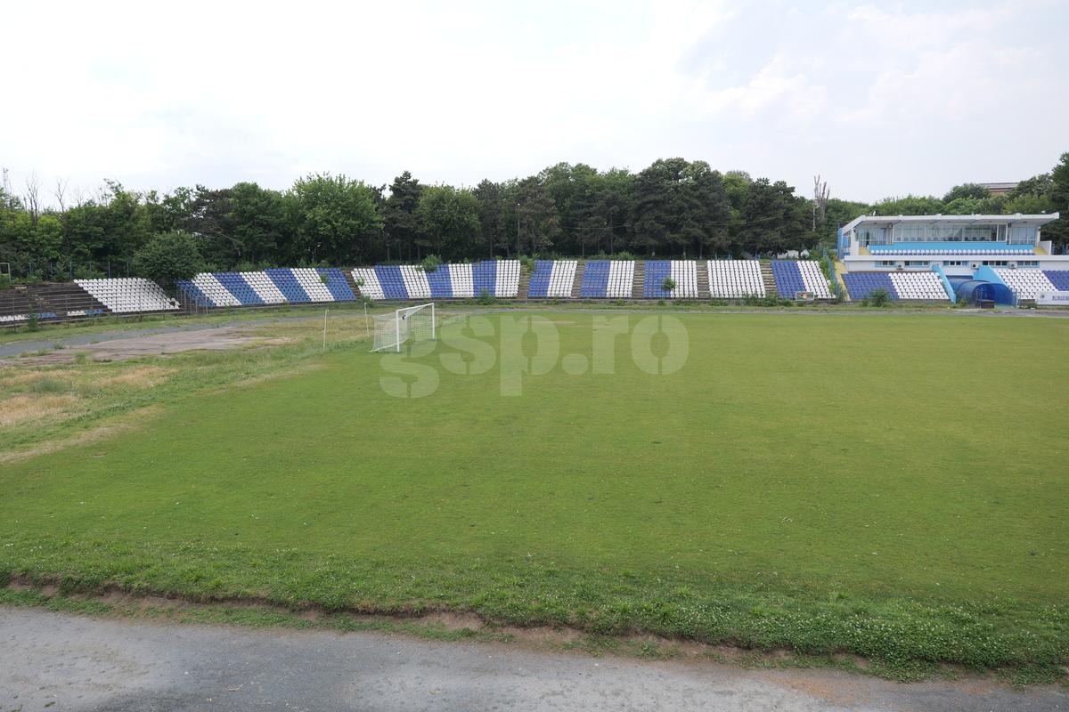 Arenă unică în România! Un bloc de locuințe este chiar în spatele Tribunei I, în curtea stadionului