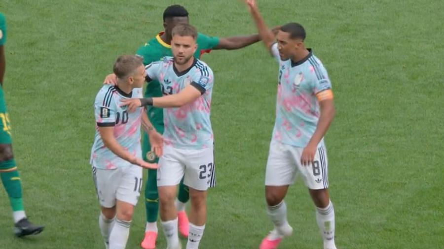 Ceartă între Leandro Trossard (stânga) și căpitanul Youri Tielemans (dreapta) / Foto: captură Mai întâi s-au luat la harță, apoi au întors senzațional » Romelu Lukaku explică transformarea: „Am avut «ouă»”