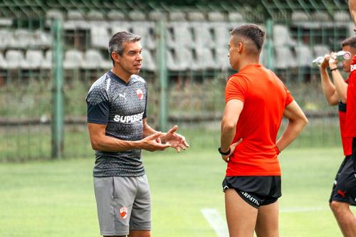 Nuno Campos, discutând aici cu căpitanul Cătălin Cîrjan // foto: Facebook @ Dinamo Bucuresti